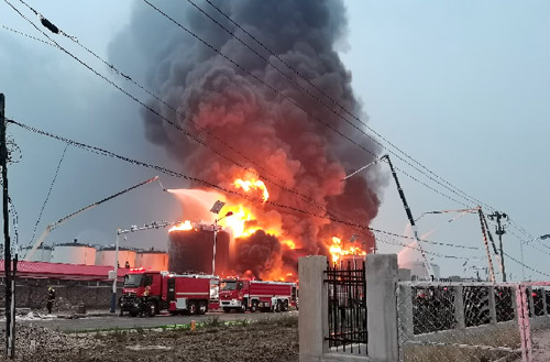 千亿国际压缩空气泡沫消防车救援广东省佛山市高明区火灾