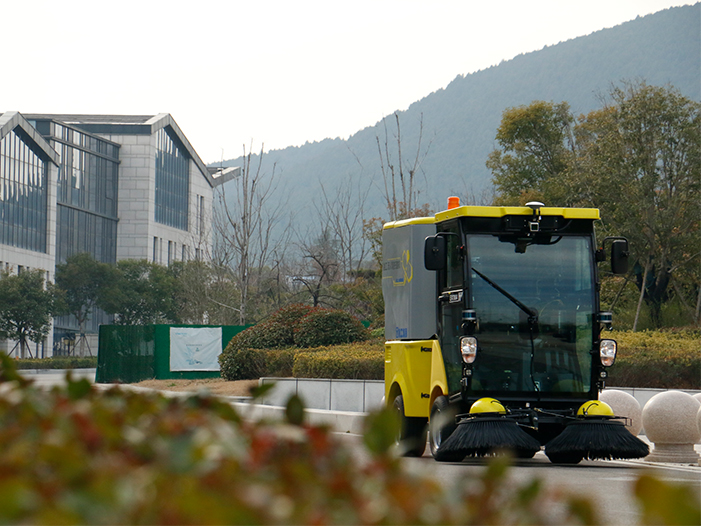 千亿国际无人驾驶扫路机在徐州珠山艺术街区作业